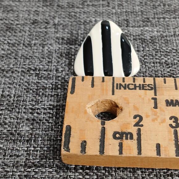 Black & White Striped Triangle Earrings Vintage 80s style Retro Pierced Ears - Picture 4 of 5